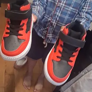 New Sports Skateboard Shoes with Velcro Design, Ankle Support, Comfortable Flat Sole, Large Size Kids Footwear for Outdoor Travel, Fashionable Skate Shoes