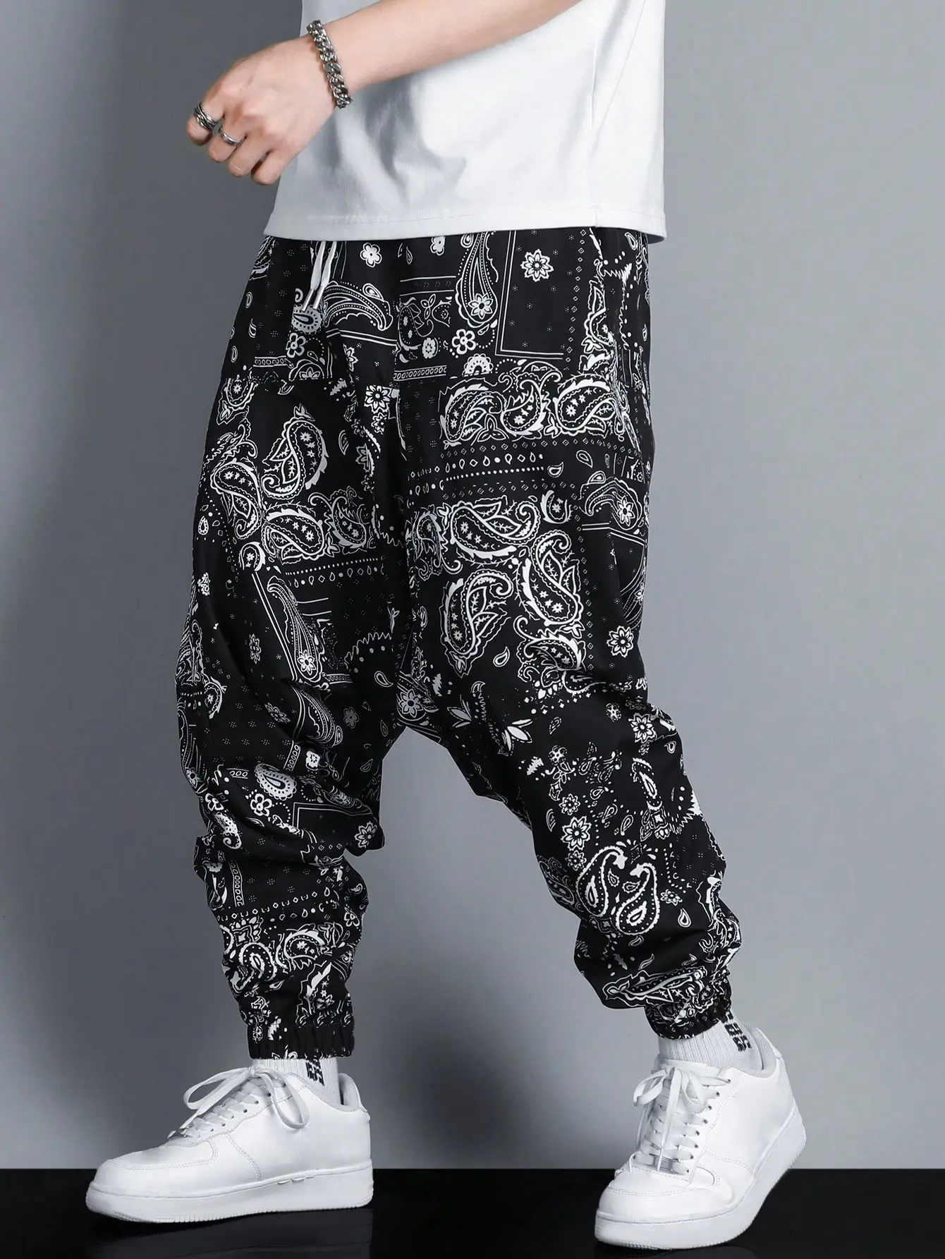 Men’s casual bottoms: Paisley-pattern printed harem joggers; black-and-white paisley street-style pants—an essential men’s fashion piece for going out.