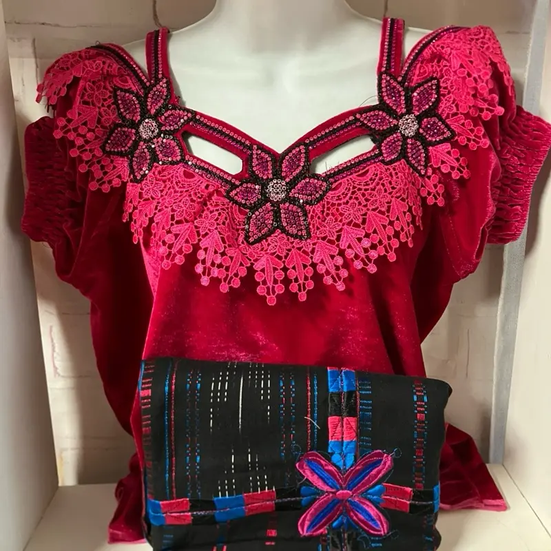 Blusa de pana  con flores  con su corte  Para dama