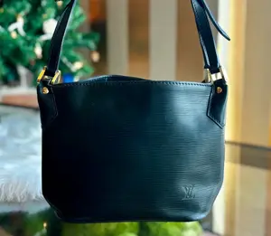 Pre-owned Louis Vuitton epi leather Shoulder Bags Black Epi Mandara Shoulder Bag
