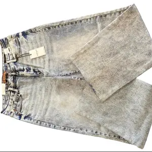 Judy blue high rise light mineral wash raw he wide leg jeans 15/32