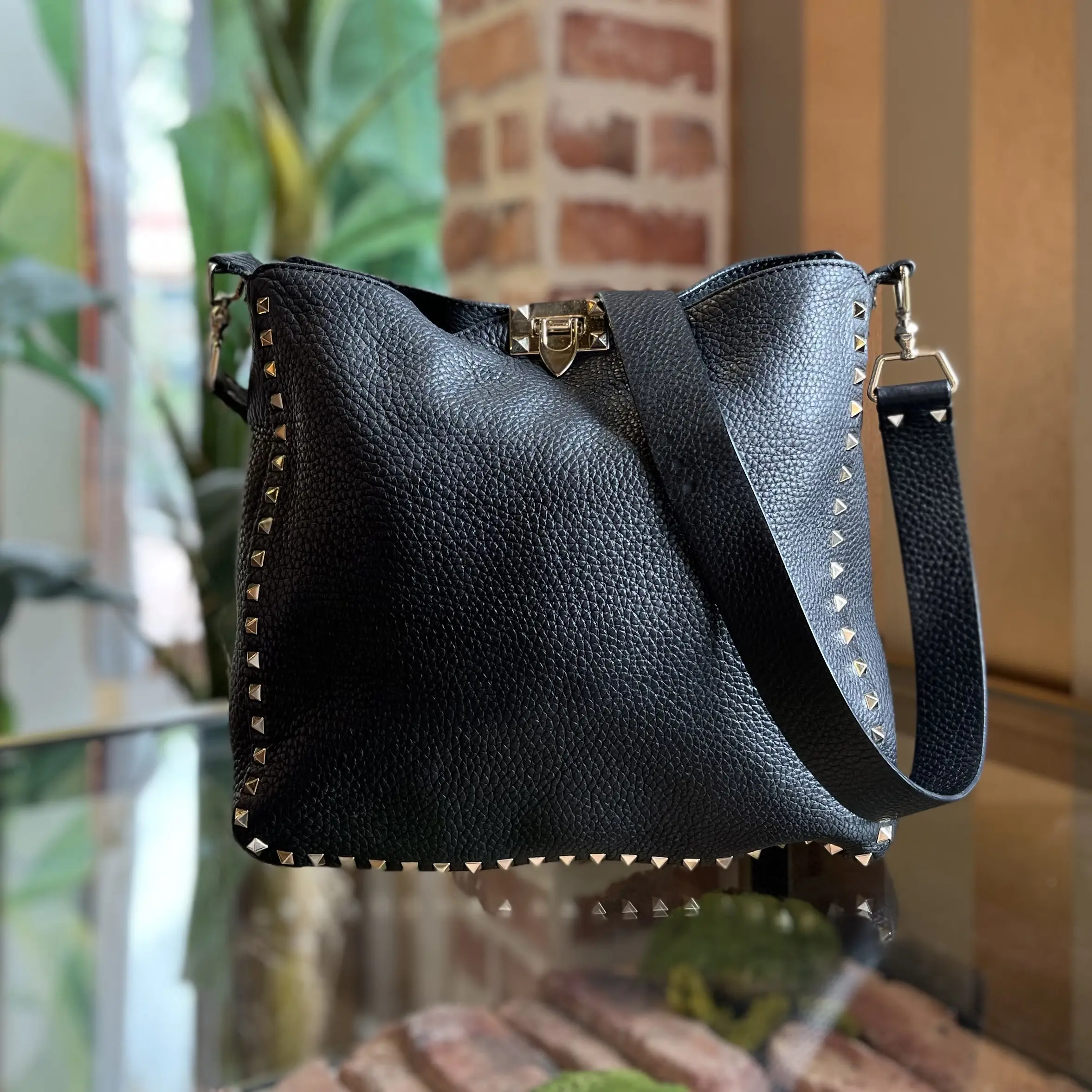 Pre-owned Valentino leather Crossbody Bags GARAVANI Messenger Black Pebbled Crossbody Bag