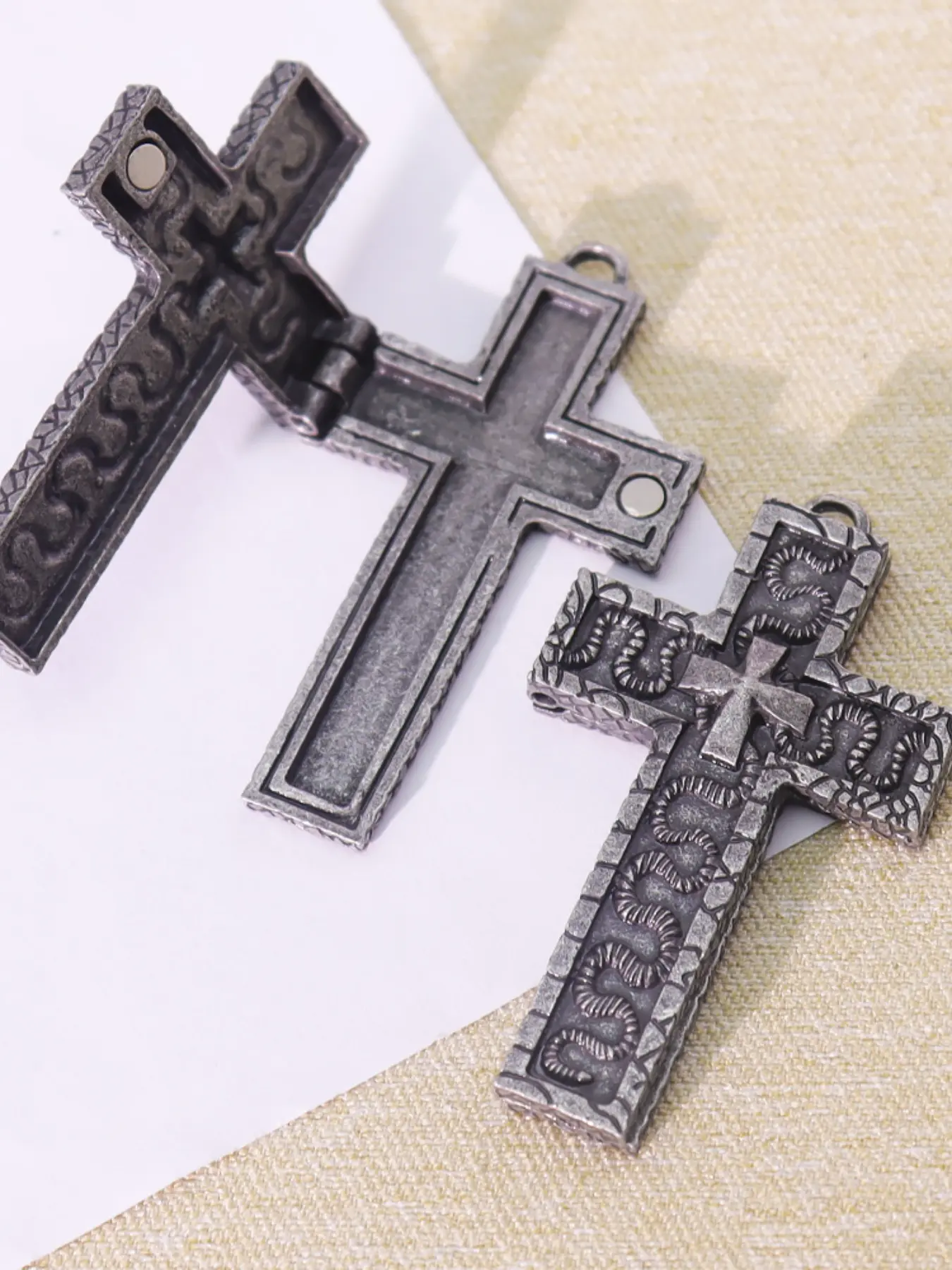 1pcs Vintage Cross Pendant with Secret Compartment Cross Necklace 3D Printed Charm Jewelry Accessorie for Women Men