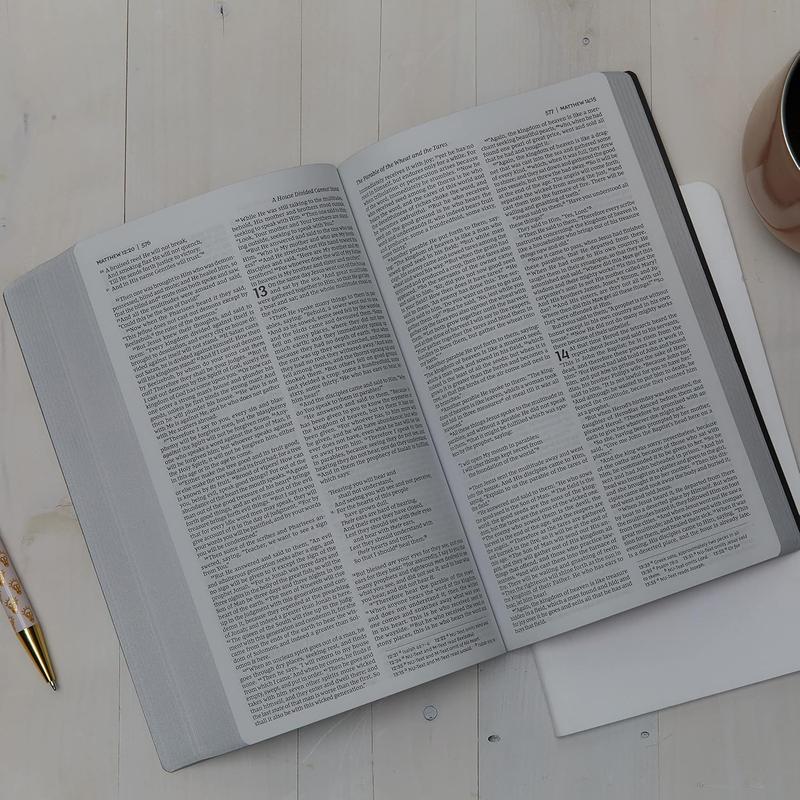 NKJV, Holy Bible, Soft Touch Edition, Leathersoft, Pink, Comfort Print: Holy Bible, New King James Version Imitation Leather