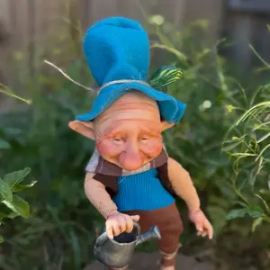 Duende del bosque, su trabajo es regar las plantas con magia en la primavera, y verlas crecer. Duende de fantasía