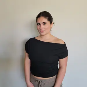 ASYMETRICAL NECK LINE RUCHED KNIT TOP BLACK