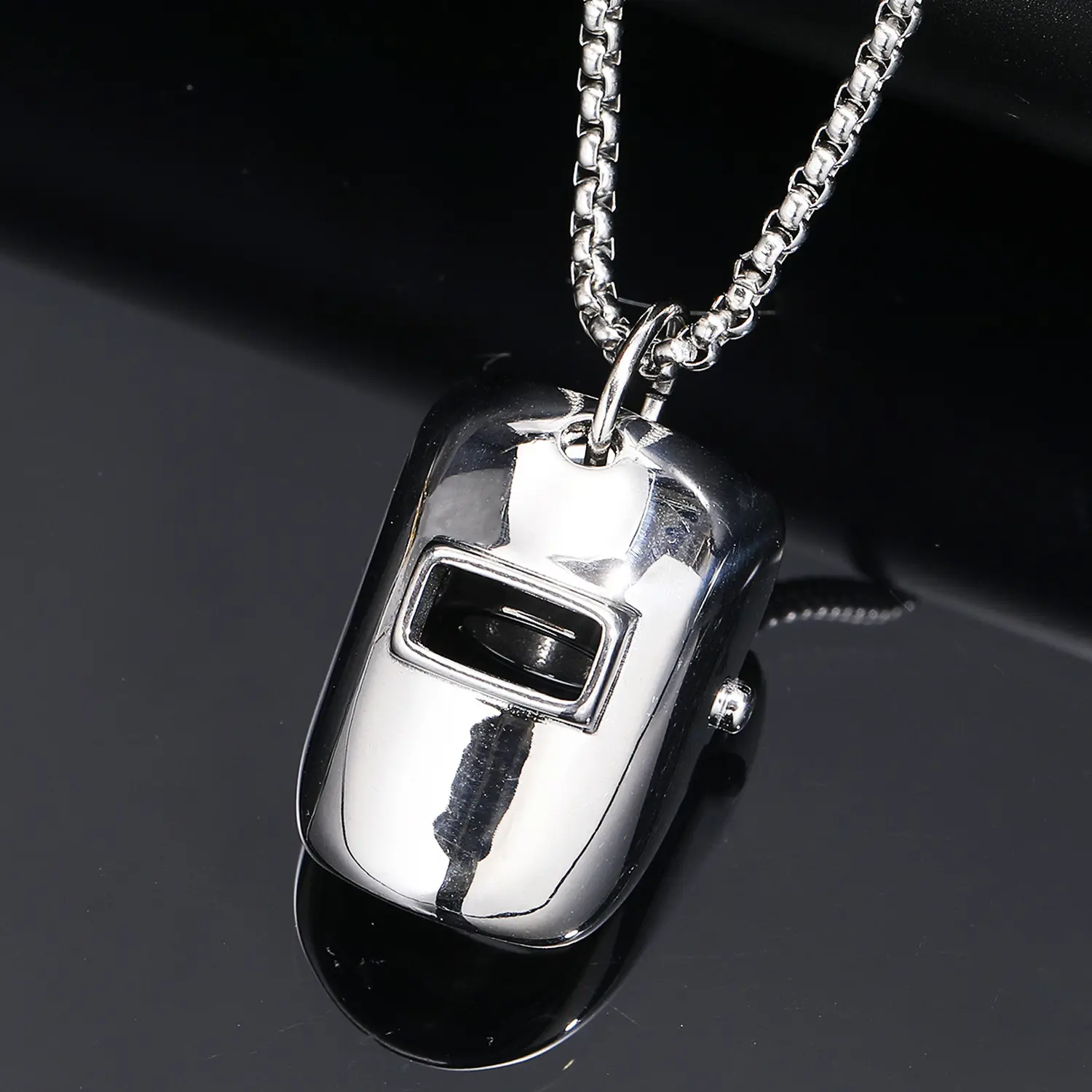 Men's hip-hop simple fashion welder mask necklace, hanging jewelry for men and women real man necklace