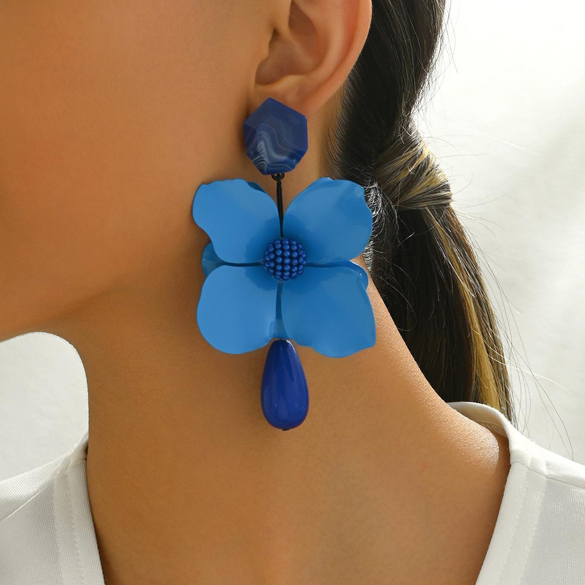 Unique European and American style women's floral earrings, fashionable niche floral resin design, hip-hop studs, versatile earrings