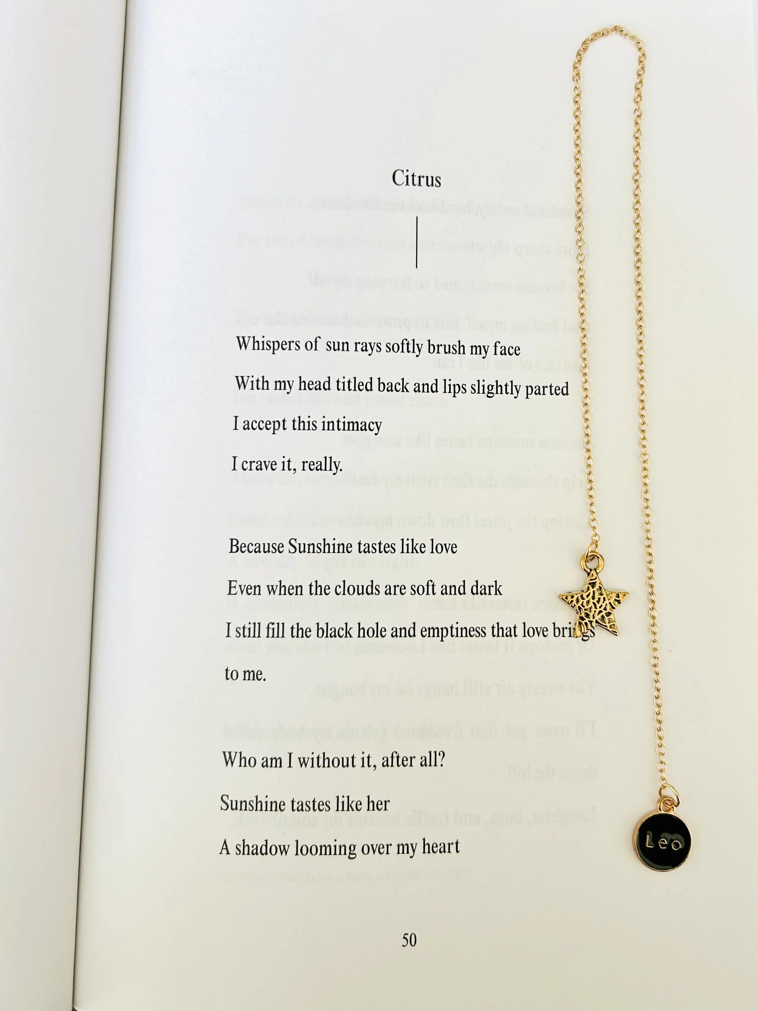 Leo Chain Charm Bookmark - Black, Lightweight Gold Chain, Secure Fit for Books, Elegant Minimalist Design, Perfect Gift for Book Lovers