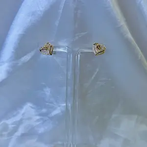 Aretes pegados de corazón con cierre click