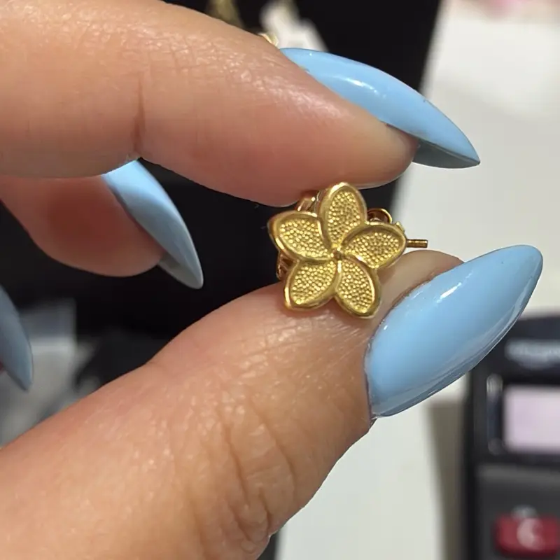 Aretes de flor 10K con cierre de mariposa