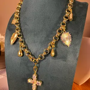 Jewelry show necklaces