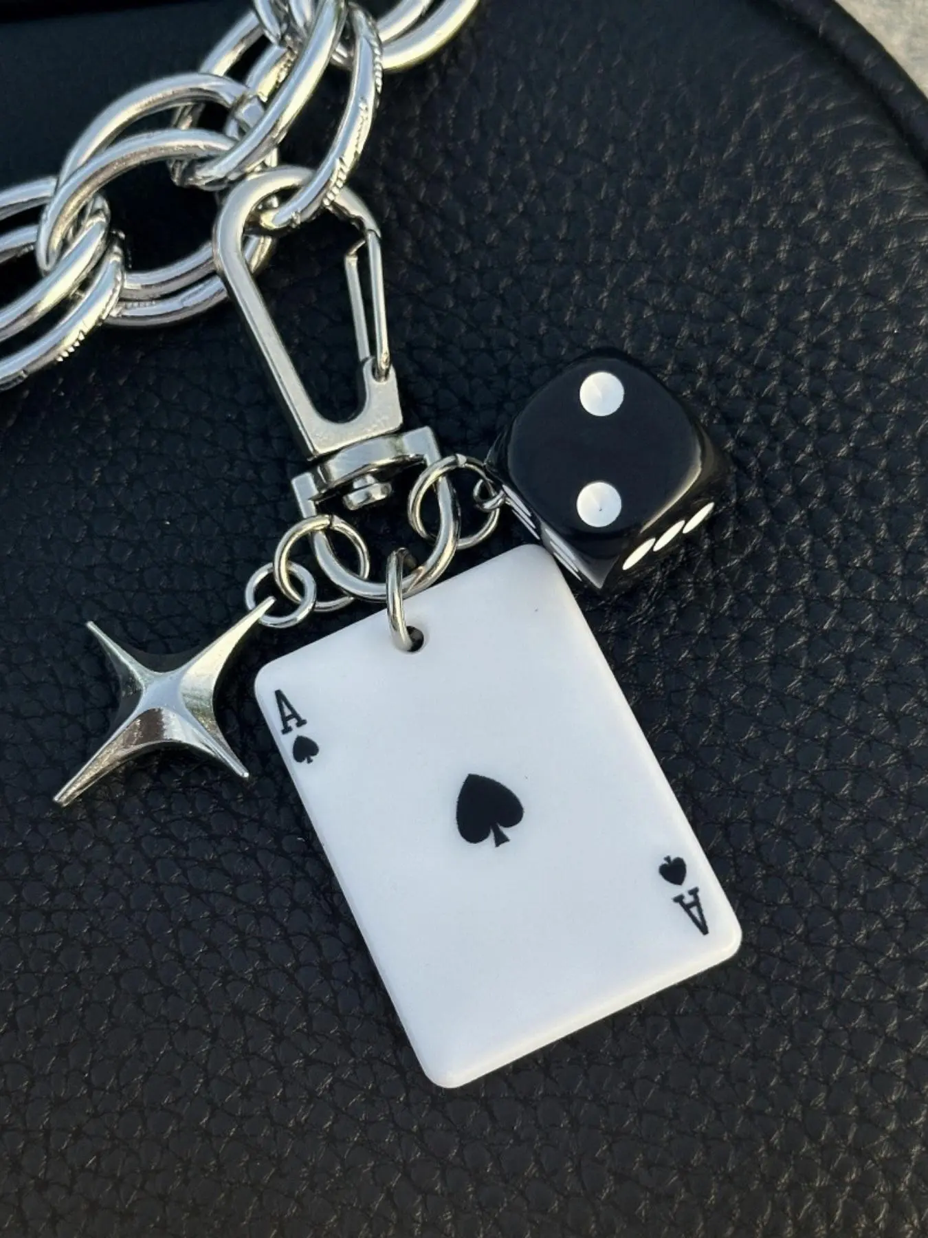 Acrylic Poker Dice Keychain with Star Pendant, Club Diamond Alloy Metal Keyring, Cute Y2K Style Car Accessory, Keychain For Car Keys, Phone Chain Decoration, Keychain Kawaii, Keychain For Bags, Trendy Cute Keychain, Cool Keychains, Key Accessories
