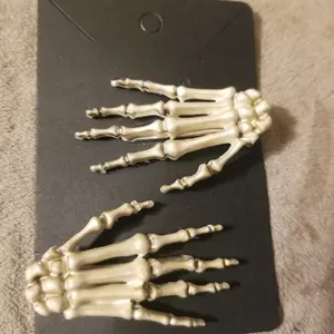 2 pack of glow in the dark skeleton hand hair clips
