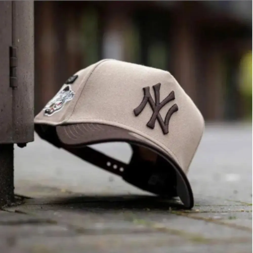 New Era New York Yankees Beige Brown 9FORTY Adjustable Cap – 1998 World Series Side Patch, Classic Fit for Men Women Outfit, Unisex Streetwear Casual Style, Gift For Him, Gift For Her, Couple Matching Cap, Unisex Fashion Cap, Lightweight Cap