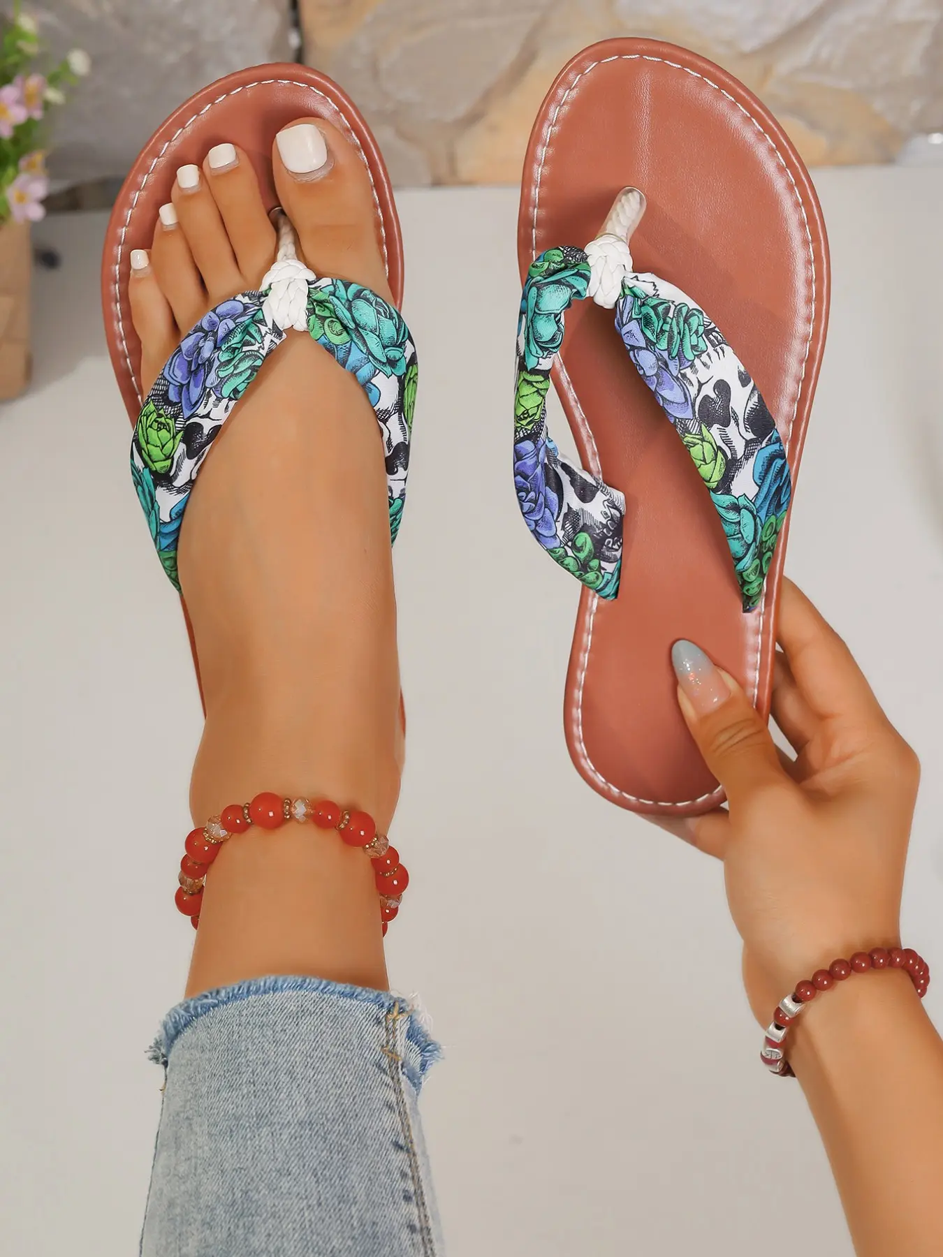 In summer, the new European and American style printed one-pedal flat-toed ladies' sandals are simple in Europe and America. Printed embellishment and toe-clipping are stable, and one pedal is convenient and suitable for everyday commuting and vacation