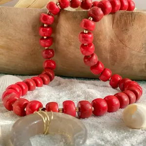 Collar “Coral de Luna” coral natural anaranjado de forma de barrilitos y dije de luna.