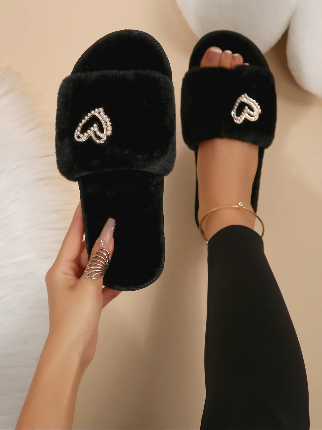 Women's New Fuzzy Home Slippers, Fashion Design with Artificial Pearls and Rhinestone Heart Decorations, Soft Plush, One-Piece Wear Comfortable Fall & Winter, Casual Home Slippers, Warm Indoor Footwear, Fluffy Home Slippers, House Slippers