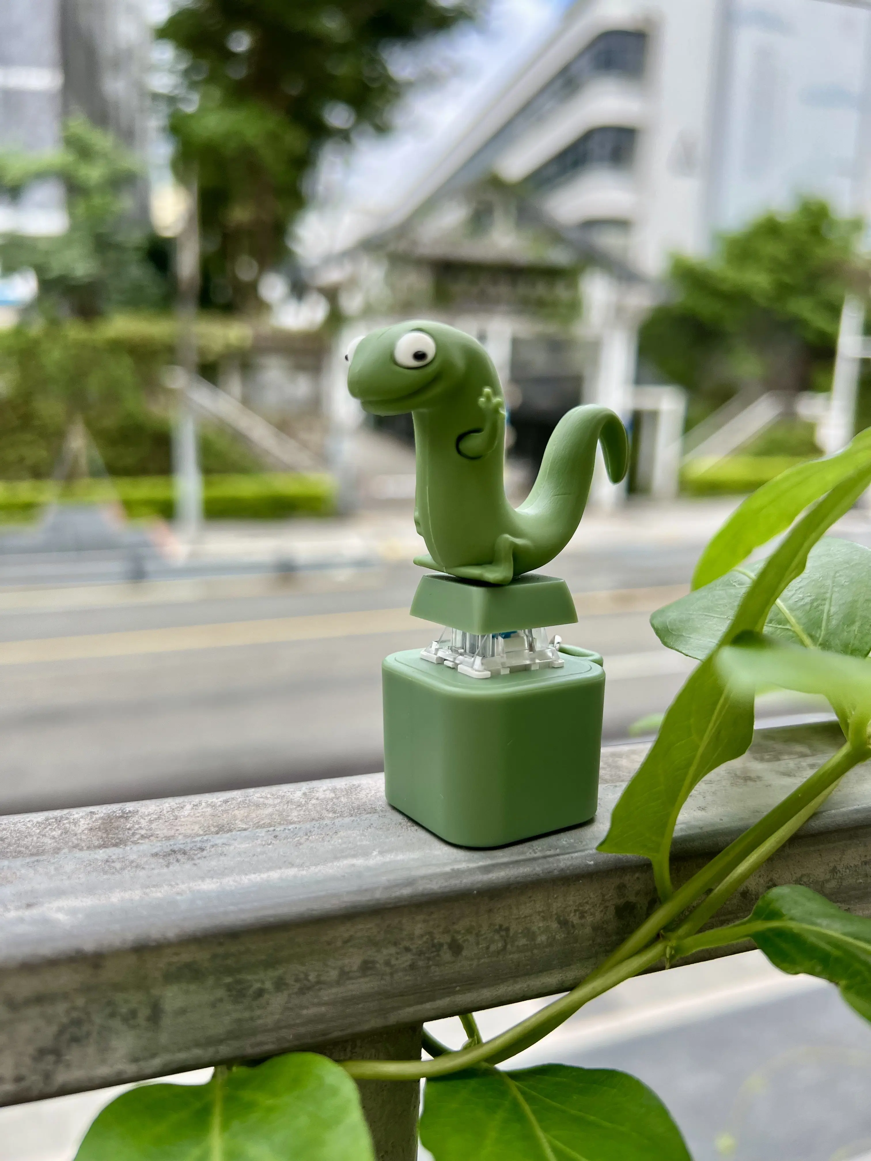 Lizard, Seagull,Frog,Duck Button Keychain – Color-Changing Sound | Perfect Gift for Adults Summer Vibes Lizard, Seagull,Frog,Duck Button Keychain – Color-Changing Sound | Perfect Gift for Adults Summer Vibes