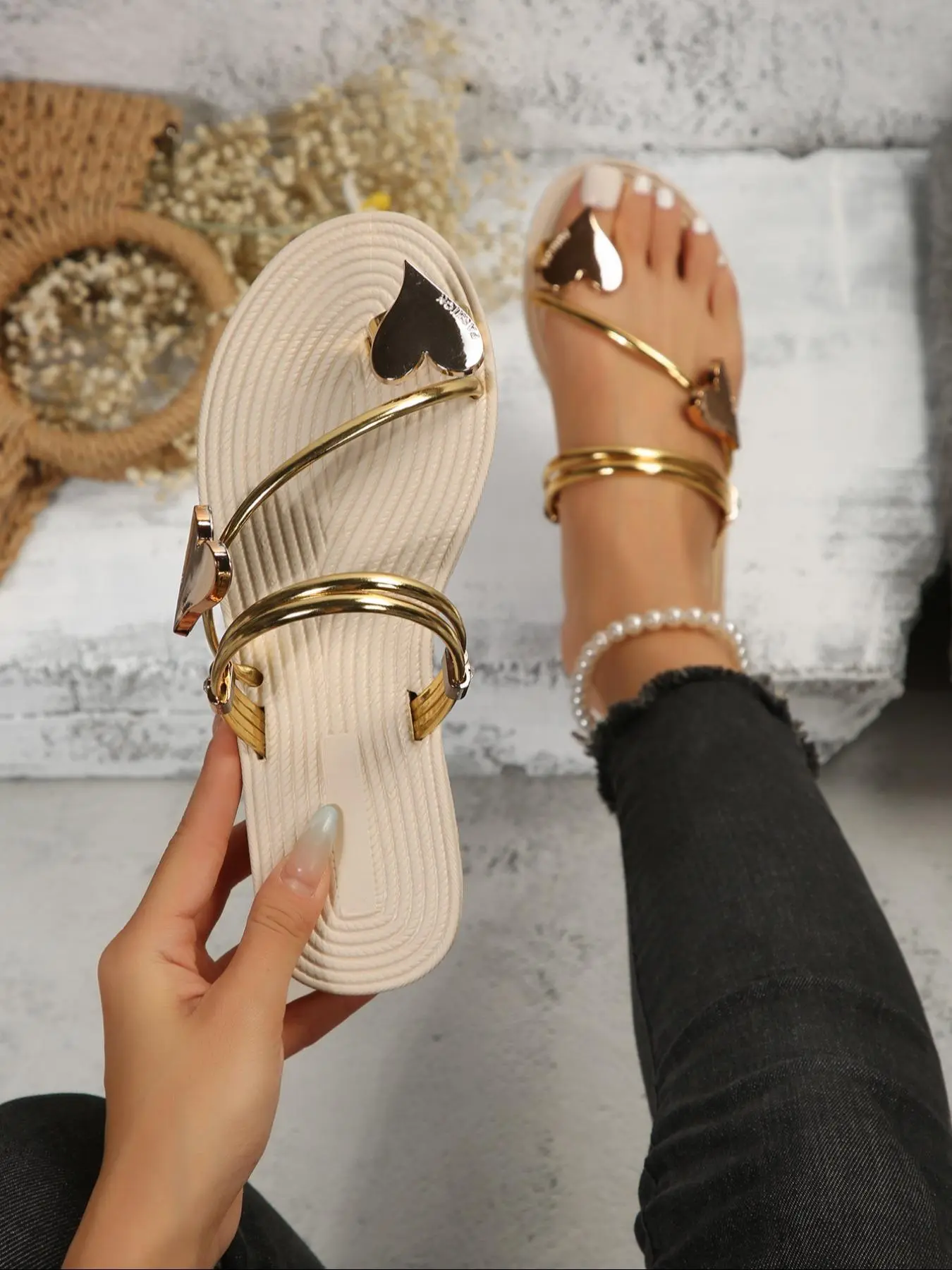 Women's Fashionable Heart Decor Toe Loop Sandals, Chic Summer Footwear Slip on Flat Sandals for Summer, Casual Vacation Beach Sandals for Women, Classy Sandal, Fashionable Comfy Sandals