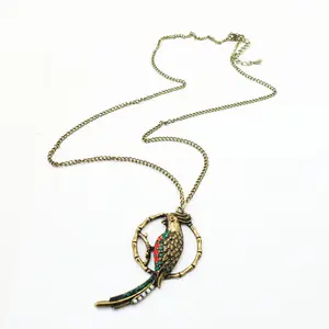 Vintage Parrot Pendant Necklace – Retro Gold Tone Bird Charm Fashion Jewelry