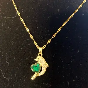 Cadena con un Dolphin y un corazon verde precioso 16 pulgadas