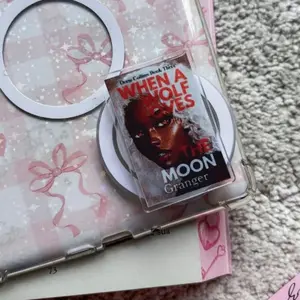 When A Wolf Loves The Moon Book Cover Phone Grip, Creative Romance Novel Book Cover Phone Socket, Gift For Readers and Book Lovers
