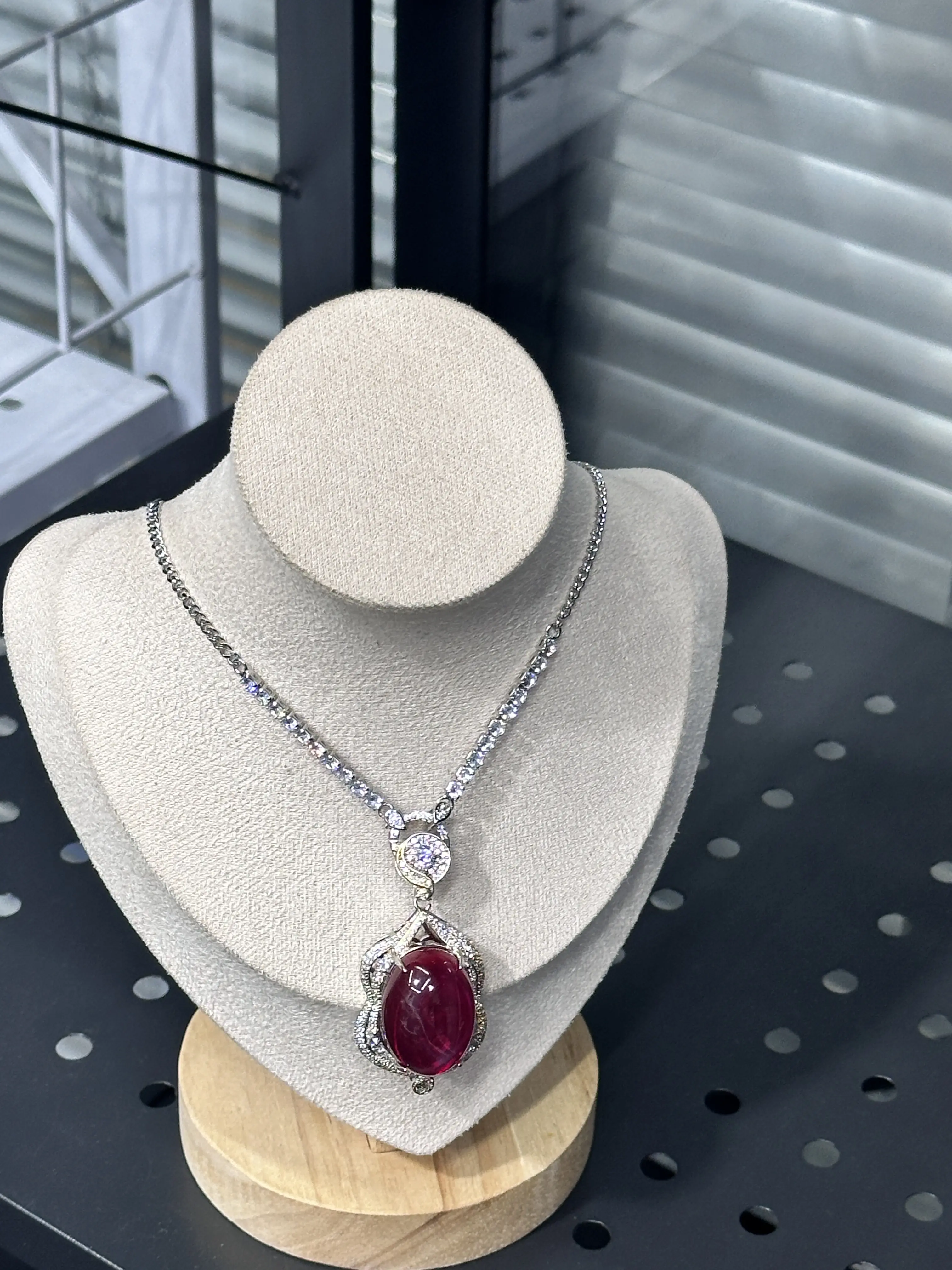Rose(16200)gc. Ruby necklace