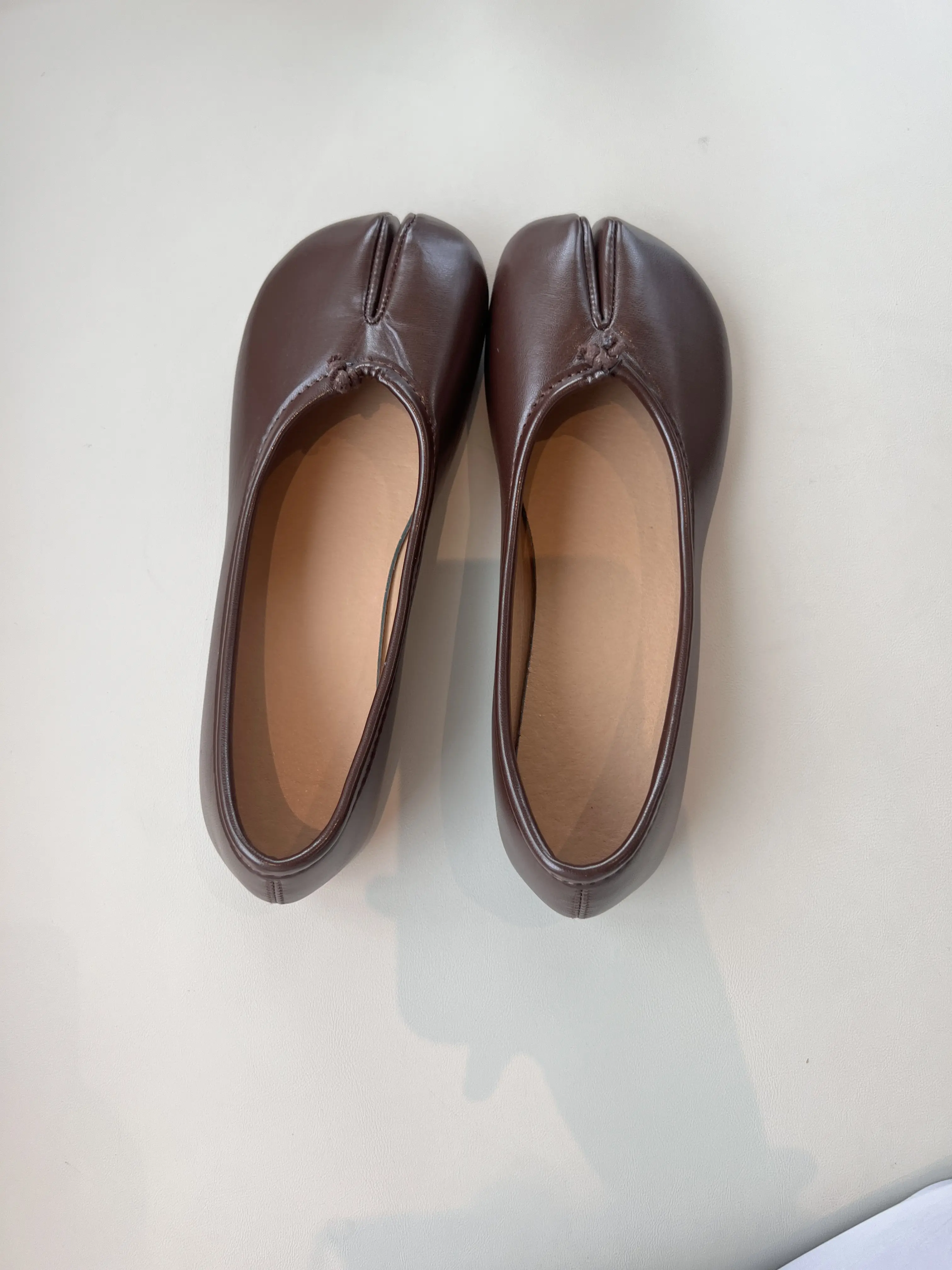 Women's Retro Soft Leather Flats - Round-Toe Slip-On Ballet Shoes with Small Lace Detail, Anti-Slip Soles, Multi-Color Options for Casual Wear, Commuting