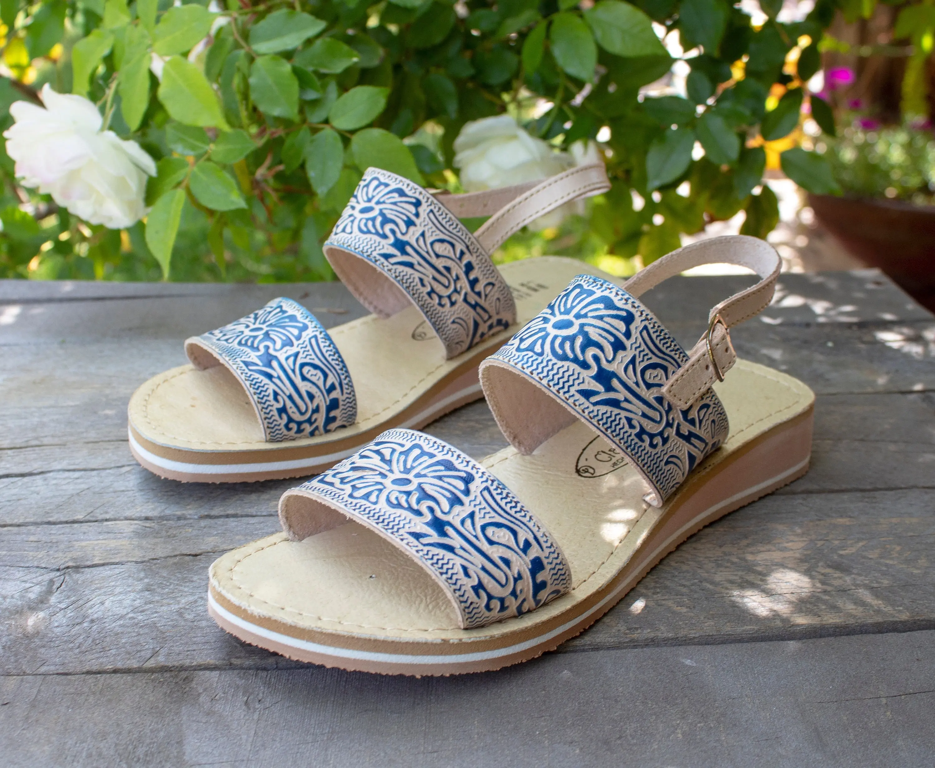 WOMENS MEXICAN SANDALS leather flower stamped open toe huarache blue/tan