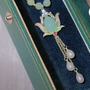 LisiZen Trendy Rhinestone Inlaid Lotus Imitation Pearl Necklace for Women, Autumn Winter Light Luxury High-End Clavicle Chain, Unique Personality Neck Chain, Clothing Accessory DZXL3985