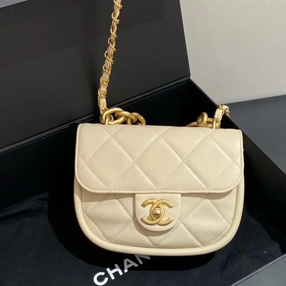 Pre-owned CHANEL 6721｜Authentic Saddle bag cream white quilted gold dual thick &thin chain strap crossbody handbag round edge design With Authentic microchip 6721