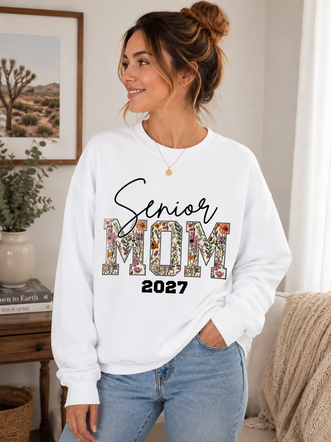 Senior Mom 2027 Sweatshirt Class of 2027 Graduation Shirt, Wildflower Graphic Crewneck, Proud Mom Gifts