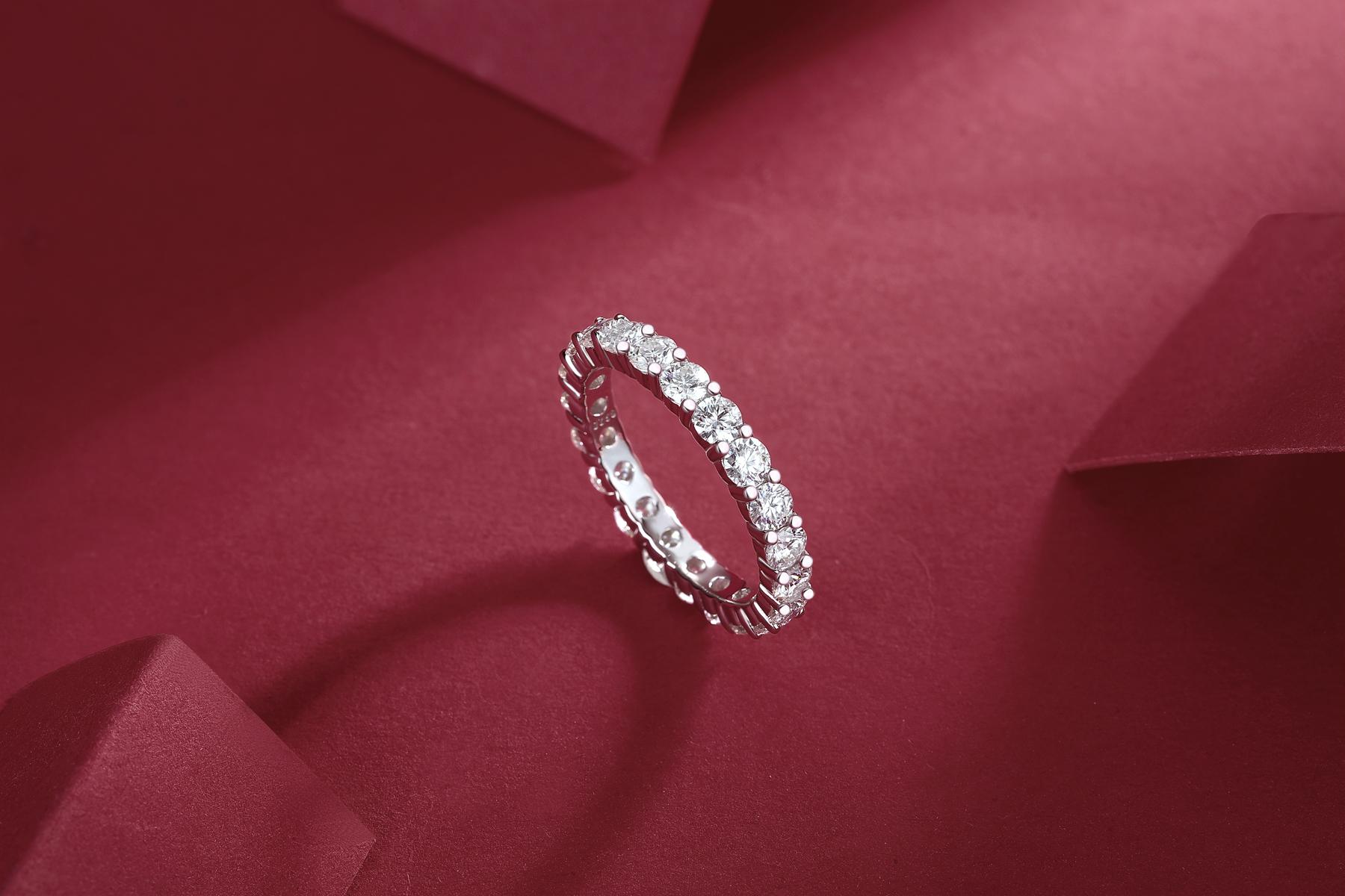 Exquisitely set with round moissanite diamonds, 925 sterling silver plated with gold, resistant to fading and hypoallergenic, suitable for everyday wear, layering, engagements, and dates. rings