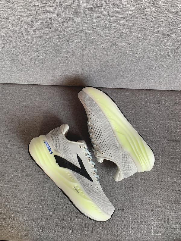 Brooks Professional Running Shoes, Blue Neon Midsole, Gold Identifier, Define Street Track New Aesthetic, Breathable Running Shoes