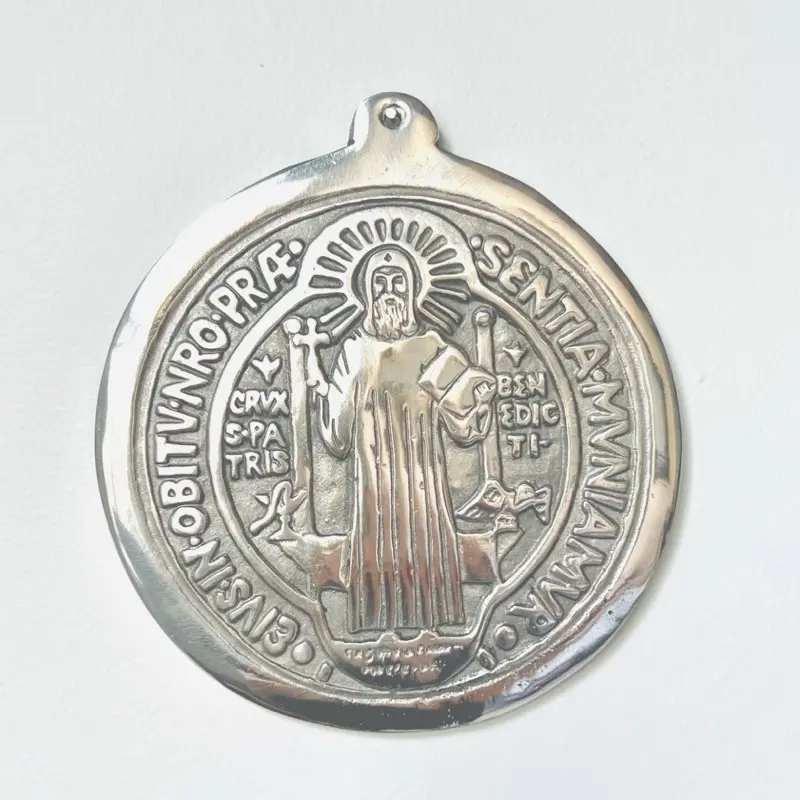 Medalla de San Benito para pared. Hecha de Pewter pulido mexicano. Un santo venerado por la fe católica.