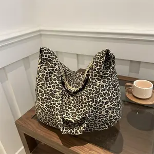 Retro Casual Leopard Print Large-Capacity Zippered Tote Bag Light Durable Multi-Purpose Shoulder Messenger Bag for Daily Commuting Class Vacation Fashionable Classic Wear Matching