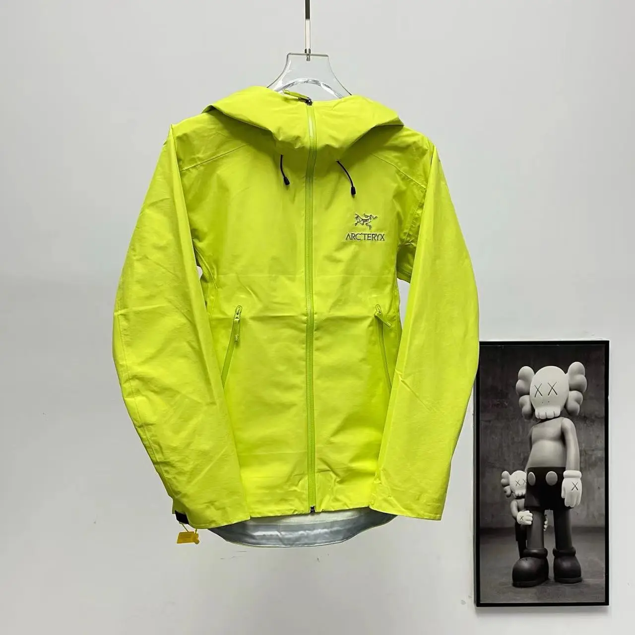 Lightweight Fluorescent Lime Yellow Hooded Rain Shell Jacket For Men Breathable Wind‑Resistant Material Adjustable Drawstring Hood Zipper Pockets Ideal For Mountain Trips And City Commute