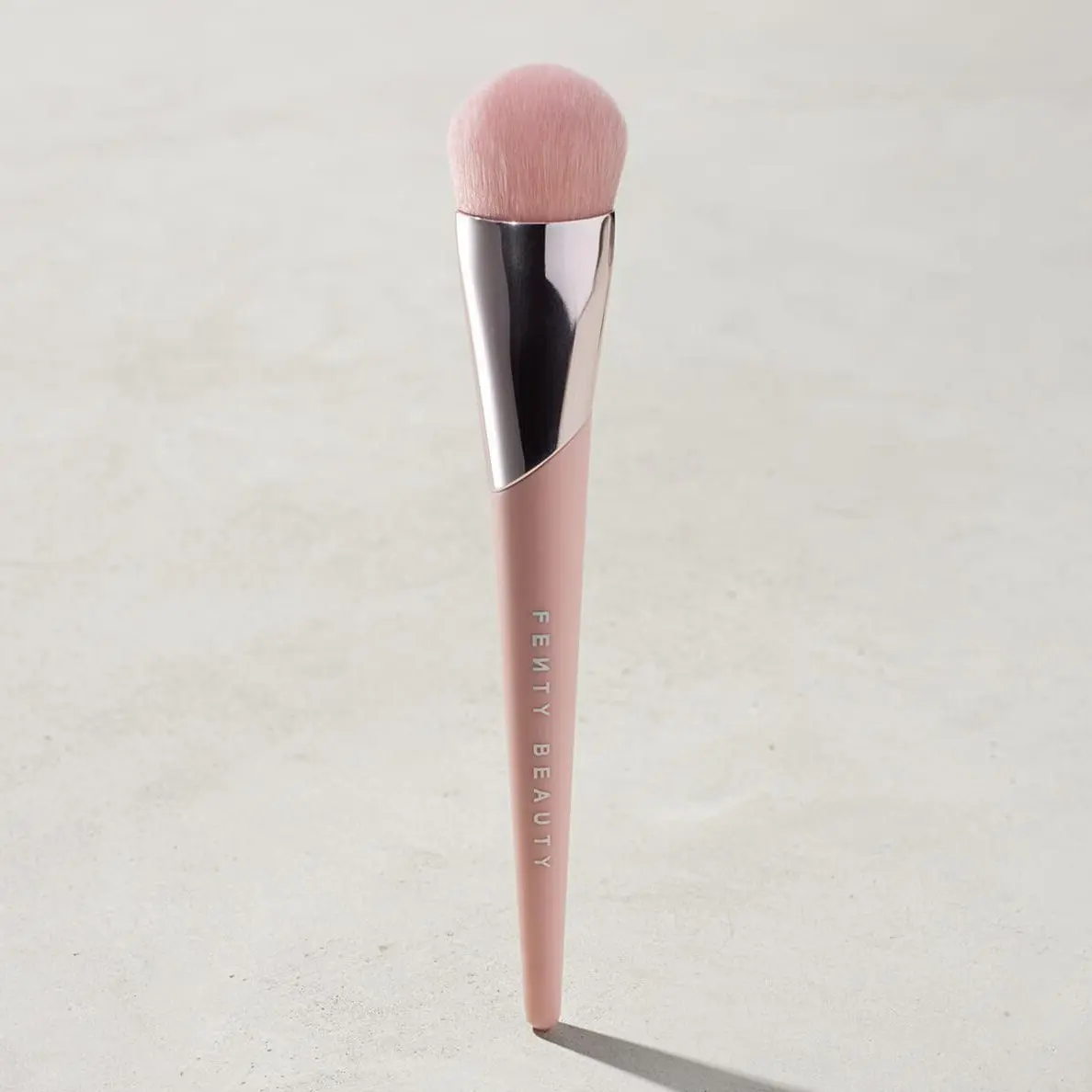 Fenty Beauty Full-Bodied Foundation Brush 110 Fenty Beauty Full-Bodied Foundation Brush 110