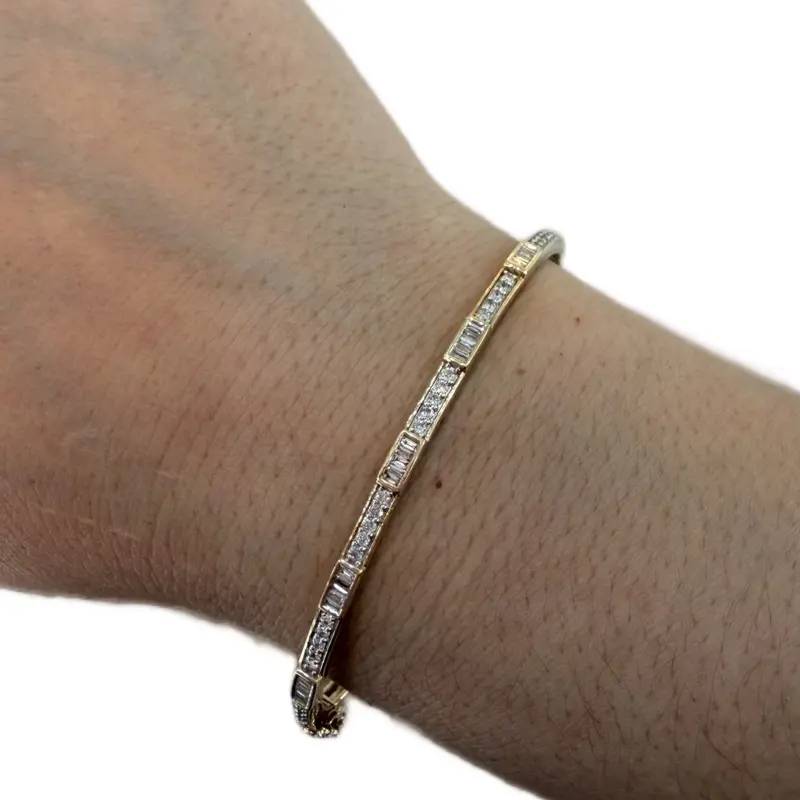 14K Gold Bangle with Rectangular Baguette-Shaped Relief - Elegant and Stylish Jewelry for Women
