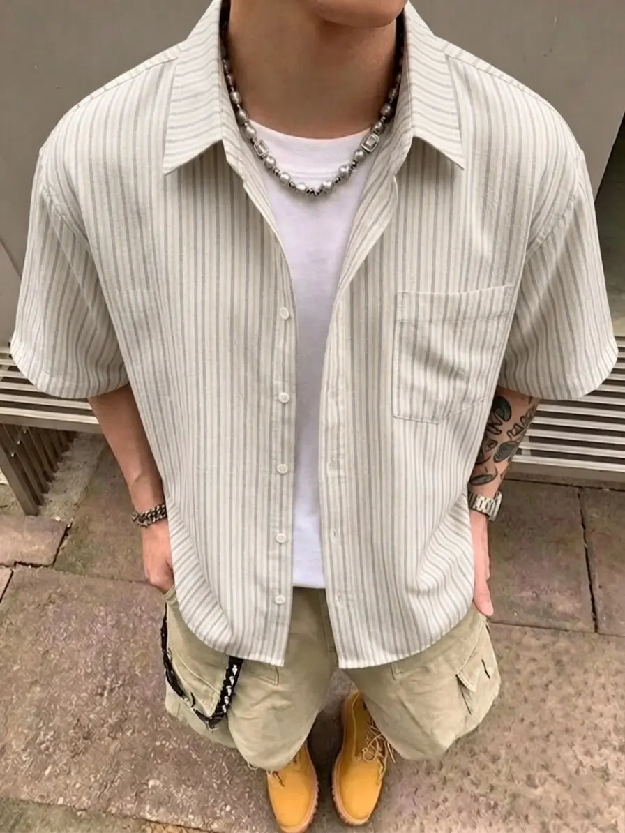 Men’s vertical striped short-sleeve button-down shirts, oversized loose fit casual shirts with chest pocket, lightweight breathable summer streetwear button-up tops for teen boys and adults—ideal for everyday wear and vacations.
