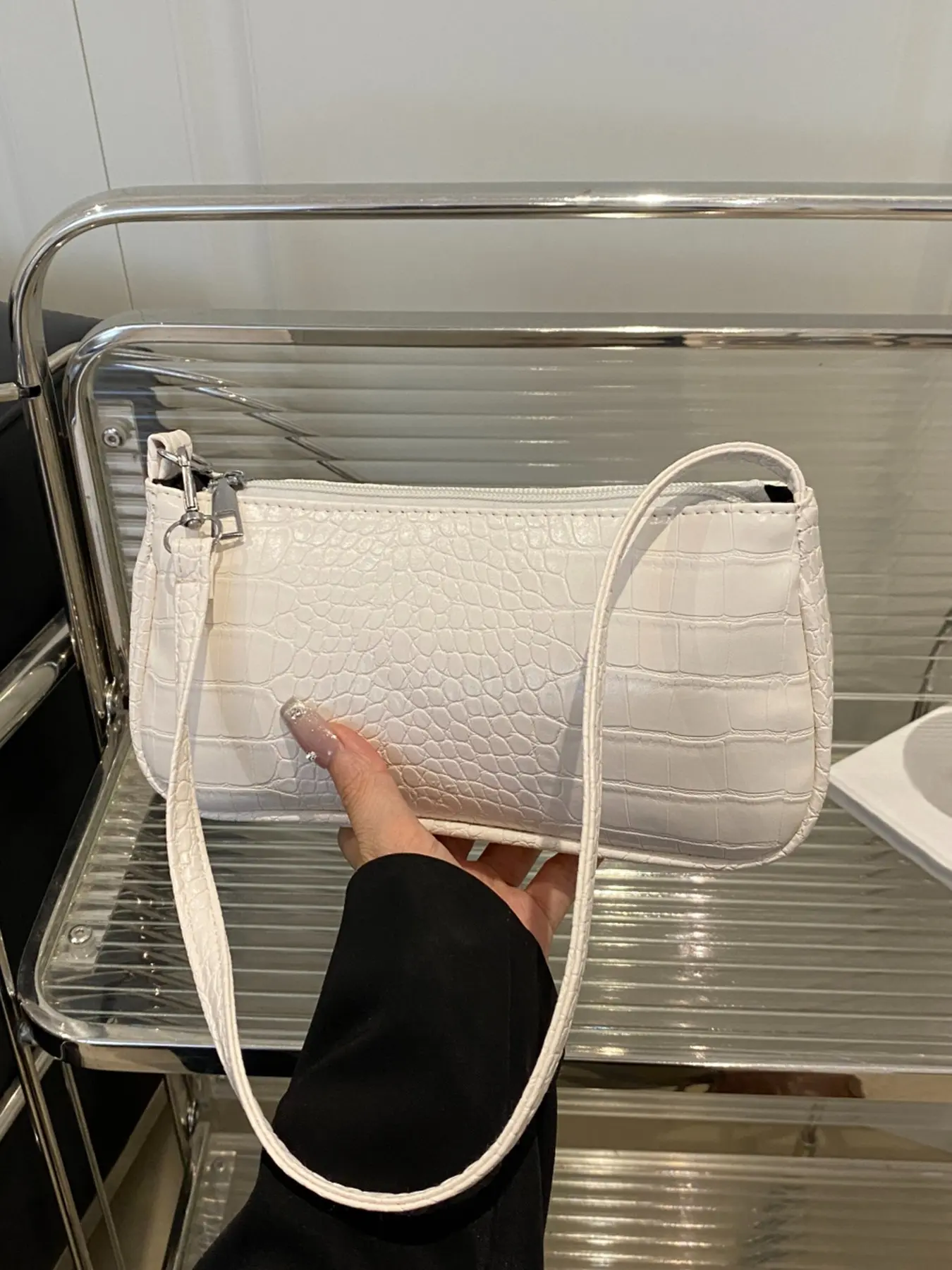 Simple and high-end style practical texture armpit bag, fashionable retro light luxury versatile crocodile texture shoulder bag, can accommodate mobile phones, lipstick, suitable for commuting to work, gatherings