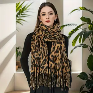 A Fashionable Leopard Print Faux Velvet Scarf with Bohemian Style Is Very Suitable for Dating, Reflecting Classic and Mature Leopard Print Patterns.