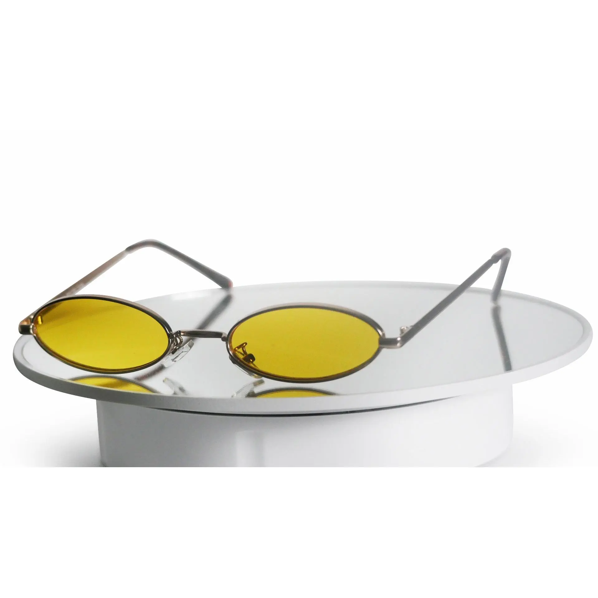 Sighting - Sleek Retro-Inspired Sunglasses with Bold Amber  display picture 2