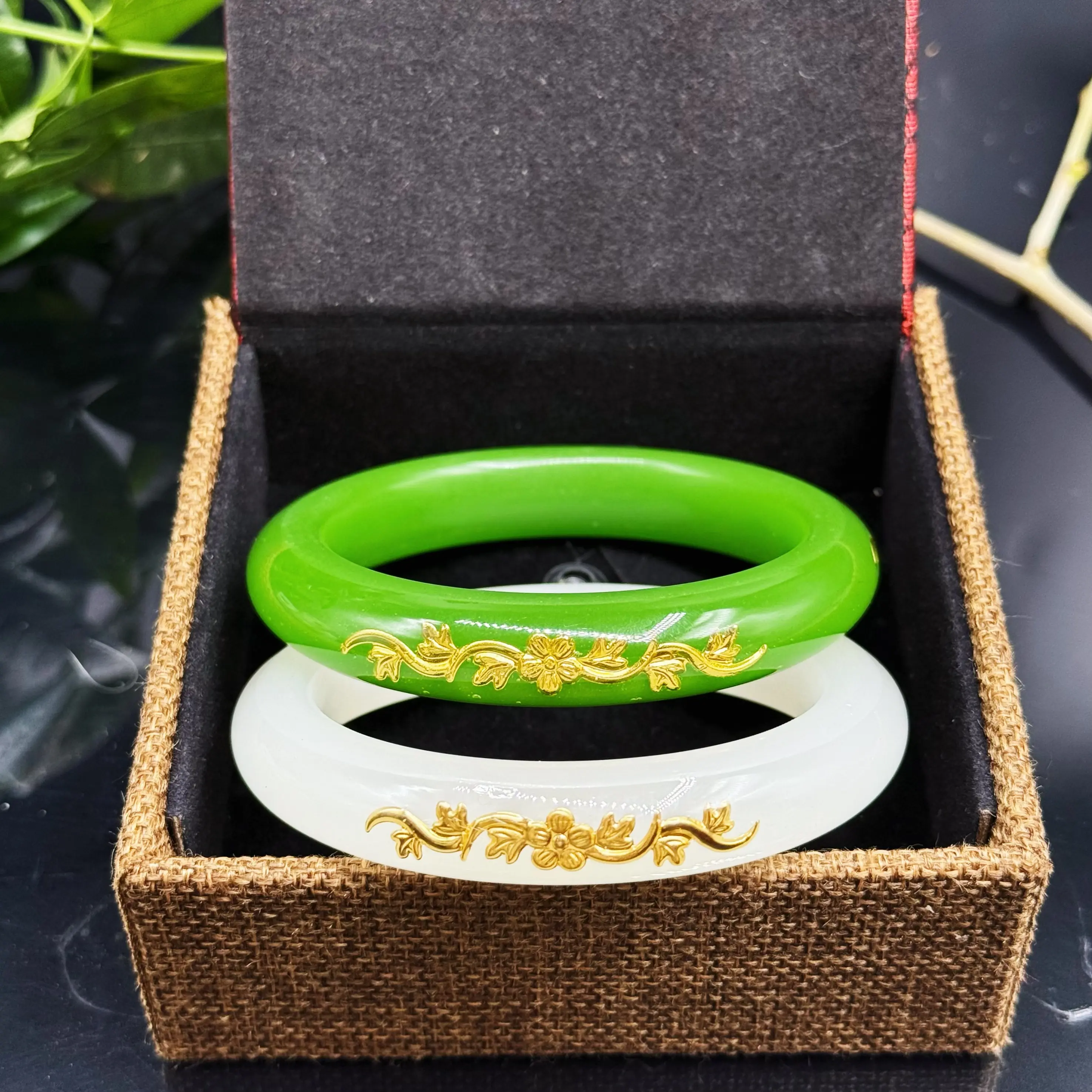 Exquisite Blooming Flower Bangle Bracelet, Green & White Staccato Costume Jewelry, Modern Fashion Floral Motif Accessory, Valentine Gift for Mom, Exquisite Bangle