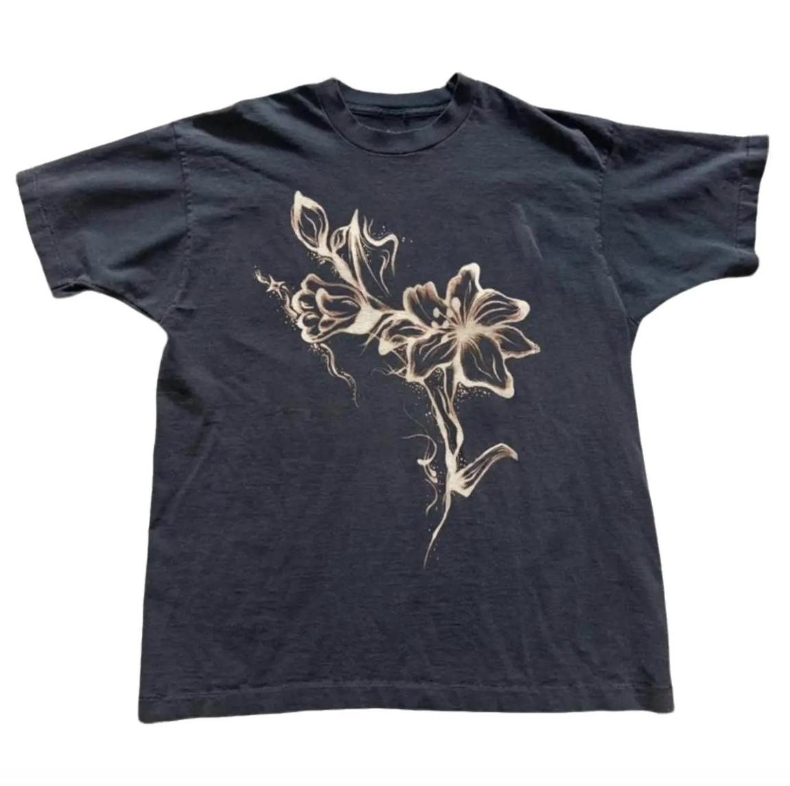 Retro Bleach Art Lily Graphic T-Shirt, Dark Academia Witchy Floral Core Tee, Unisex Faded Black Cotton Oversized Casual Streetwear Shirtd28