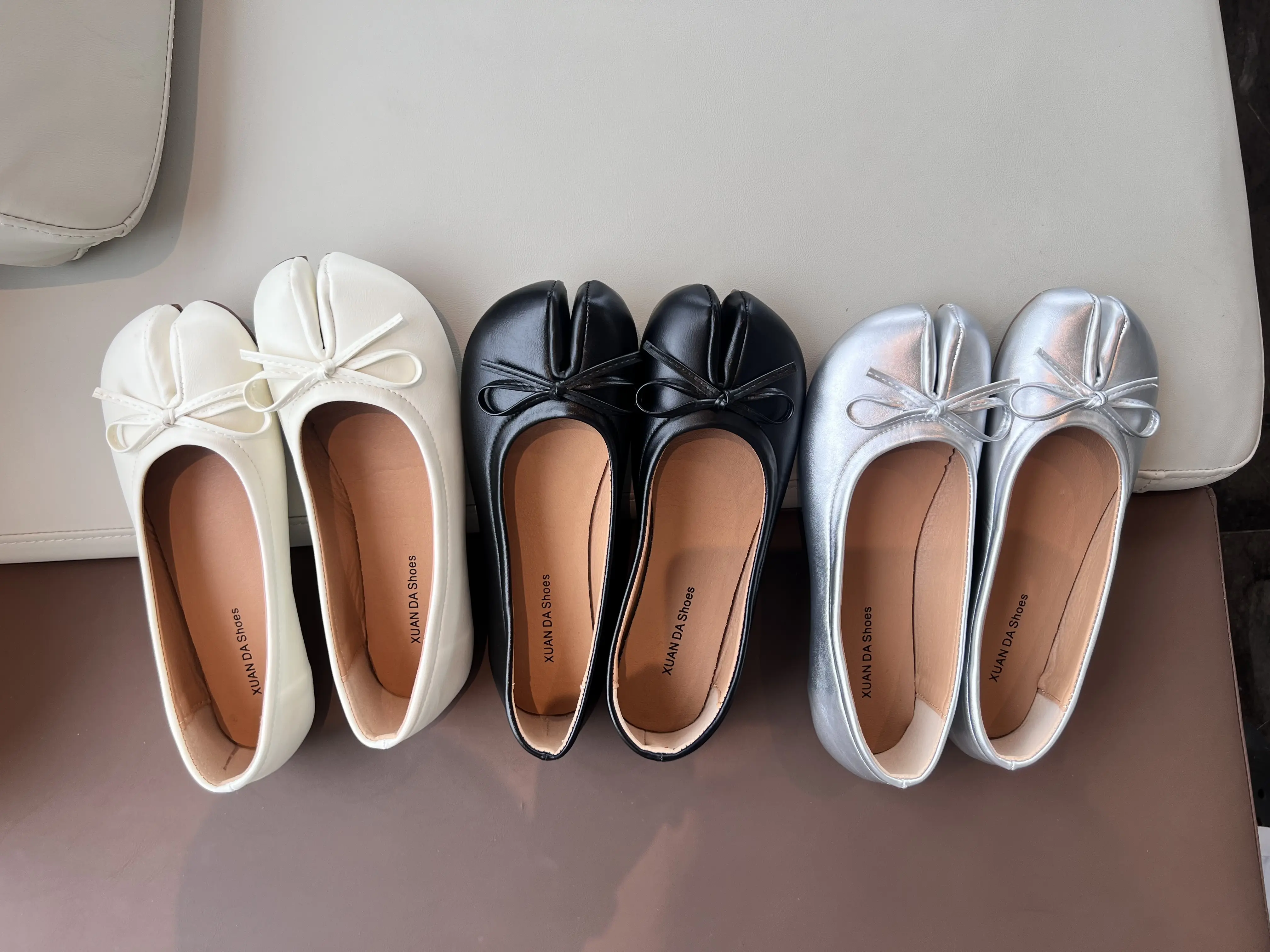 Comfortable soft-soled women’s split-toe flat shoes, fashionable ballet slip-on casual shoes with bow detail, wear-resistant everyday commuting office walking flats, soft upper, suitable for women who need to stand for extended periods.