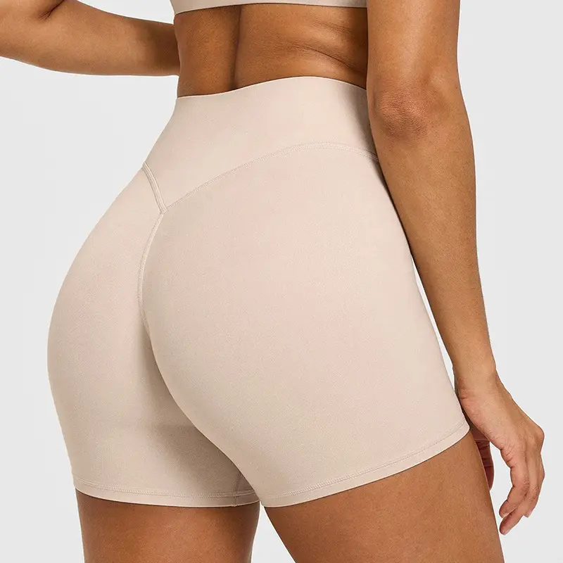 Eggshell-colored short pants, single piece