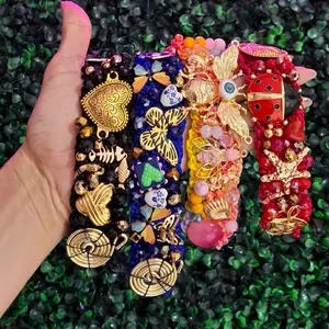 pulsera artesanal tejida con accesorios en color dorado 7.5 pulgadas de largo con broche de iman