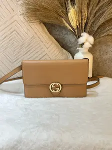 Pre-owned GUCCI Interlocking Double G crossbody bag in smooth camel leather. Features the iconic polished gold tone Interlocking GG logo 1919H0818